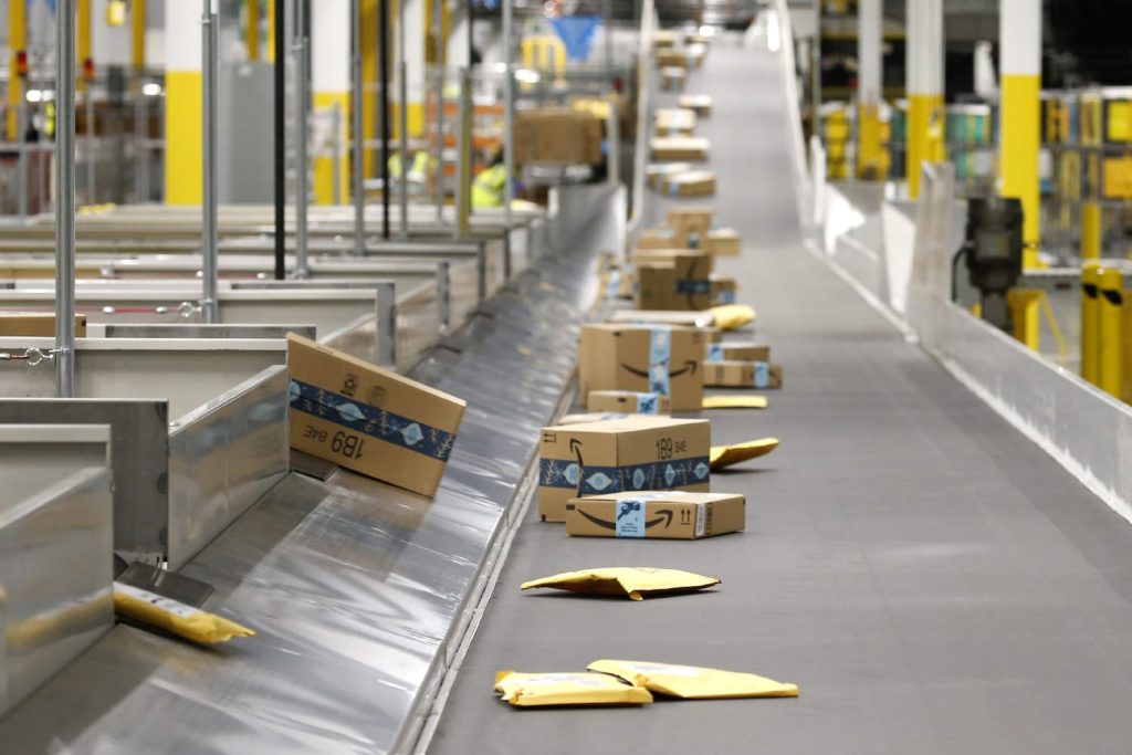 201012 Amazon Conveyor Belt Warehouse 2019 Ac 641p E9060f.jpg