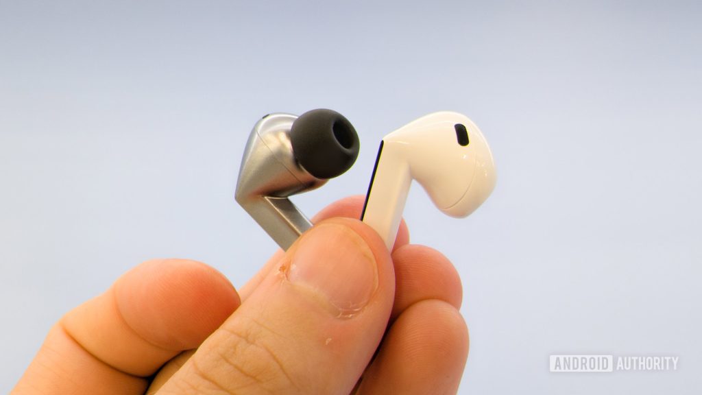 Samsung Galaxy Buds 3 And Galaxy Buds 3 Pro Right Earbud In Fingers.jpg